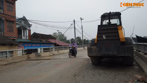Mặc dù cầu chưa hoàn thiện một số hạng mục nhưng do nhu cầu đi lại nên người dân hàng ngày đã di chuyển lên cầu Zét nghi là cầu bê tông cốt xốp, trong khi các công nhân thi công lại ì ạch và không làm việc đã nhiều tháng nay.