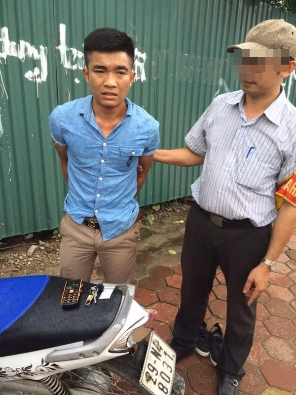 HN: Thay canh sat 141, 9x nem voi ma tuy xuong bui co