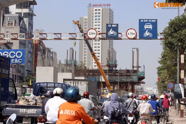 Trong khi tuyến đường Hồ Tùng Mậu ra vào trung tâm TP Hà Nội đang là một trong những "điểm nóng" về ùn tắc giao thông ở những khu giờ cao điểm do diện tích hai bên đường bị thu hẹp lại nhường chỗ cho việc thi công Dự án đường sắt đô thị Nhổn - Ga Hà Nội làm nhiều người đi đường đang cảm thấy khó chịu, thì nay xuất hiện tình trạng đường này bị phá nát, đào xới nham nhở càng khiến người dân thêm ngán ngẩm.