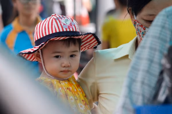 Các em nhỏ cũng theo phụ huynh ra bến xe về quê nghỉ lễ mùng 2/9. 