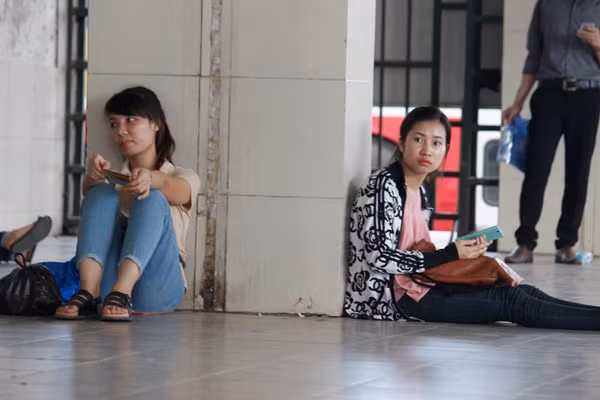 Tranh thủ nghỉ ngơi trước khi bắt xe khách về quê.