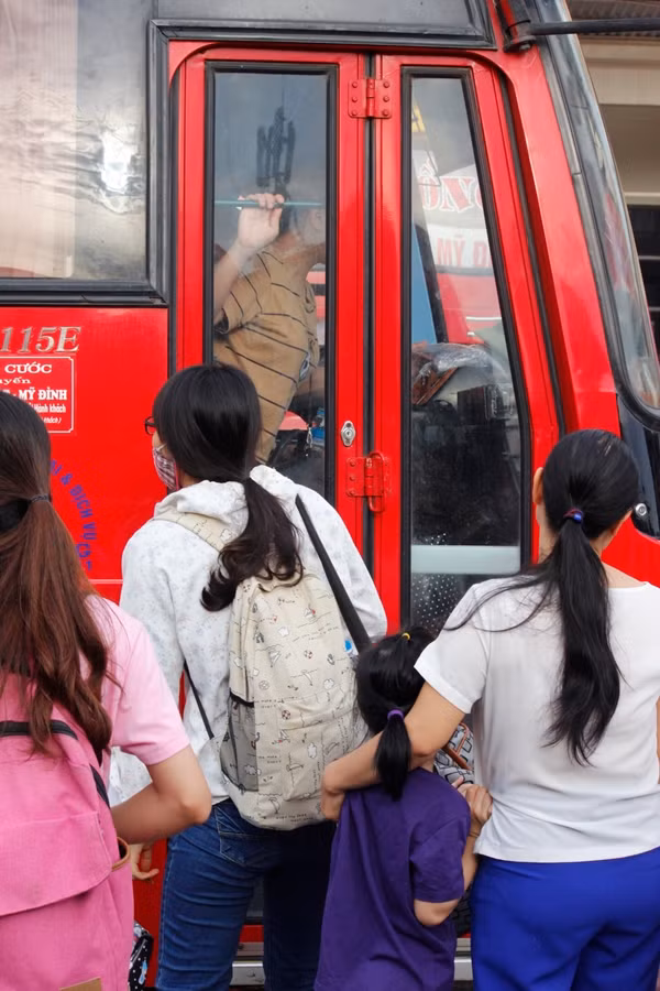 Một số hành khách lo lắng do một số tuyến xe khách đã đủ số lượng hành khách, ghế ngồi nên không bắt thêm khách nữa.