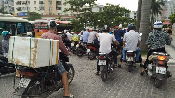Một số xe máy phải lao lên vỉa hè để tìm lối đi do đường đông đúc.