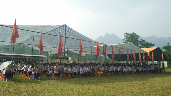 Sáng 5/9, hòa chung không khí khai giảng năm học mới của hàng triệu học sinh cả nước, thầy và trò trường THCS xã Hùng Tiến, Kim Bôi, Hòa Bình đã tổ chức lễ khai giảng năm học 2016 - 2017 một cách giản dị.
