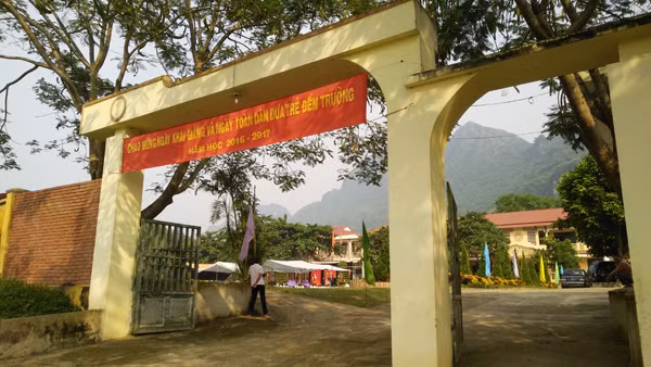 Mặc dù nhà trường vẫn còn nhiều em học sinh có hoàn cảnh đặc biệt, song với sự động viên tinh thần của thầy cô, bạn bè, các em tỏ rõ nỗ lực, vươn lên trong học tập để có được những thành tích học tập xuất sắc.