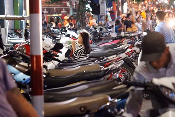 Điểm trông giữ xe máy trên phố Cầu Gỗ "chặt chém" khách với giá 50 nghìn đồng/1 xe/1 lượt vào tối 13/9.