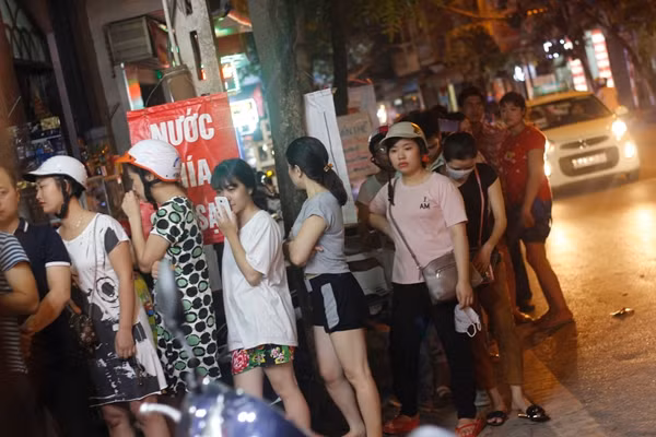 Đại diện cơ sở bánh Trung thu Bảo Phương cho hay, khung thời gian mọi người tìm đến mua ngày giáp Trung thu là khác nhau. Nhưng 3 ngày cận Tết Trung thu nhất (13, 14, 15) thì cả sáng lẫn tối cơ sở đều đông khách xếp hàng mua bánh Trung thu.
