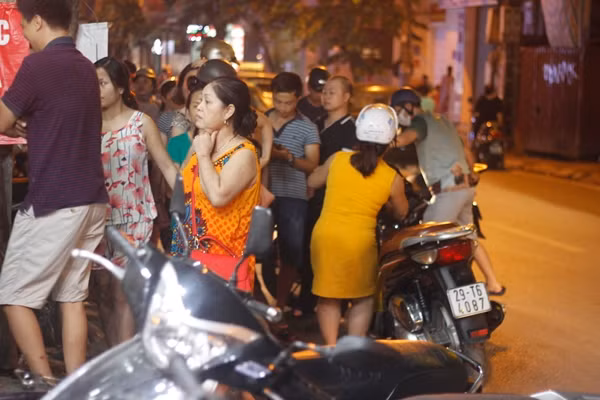Ai cũng mong muốn được một lần thưởng thức hương vị của chiếc bánh Trung thu "nổi tiếng bậc nhất Hà Thành" nên kiên nhẫn xếp hàng chờ đợi dù trời tối.