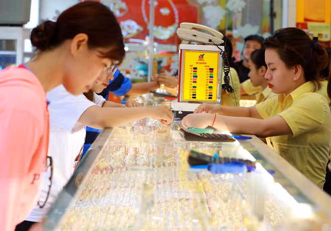 Giá vàng tăng cao, việc “mừng cưới bằng vàng” trở thành nỗi lo Gia vang tang cao, viec “mung cuoi bang vang” tro thanh noi lo