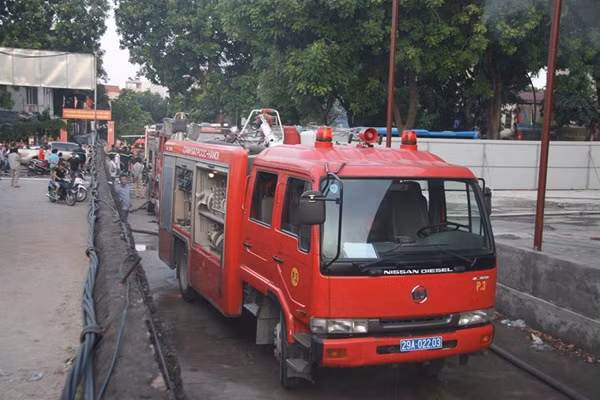 Nhận được tin báo của người dân, lực lượng công an, PCC đã điều động khoảng 7-8 xe cứu hỏa đến hiện trường để dập lửa.