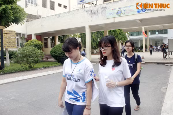 Đúng 10h30 ngày 2/7, các thí sinh tham dự môn thi Ngữ văn trong kỳ thi THPT Quốc gia 2016 đã hoàn thành xong bài làm. Tại cụm thi trường Đại học Sư phạm Hà Nội, nhiều thí sinh ra khỏi phòng thi từ lúc 9h35.