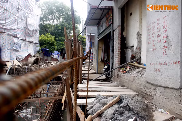 Phải “nhường” đất cho dự án nhưng suốt 4 năm nay việc thi công công trình ì ạch không xong nên đường đi lại của người dân bị thu hẹp, làm tạm bợ, gập ghềnh rất nguy hiểm.