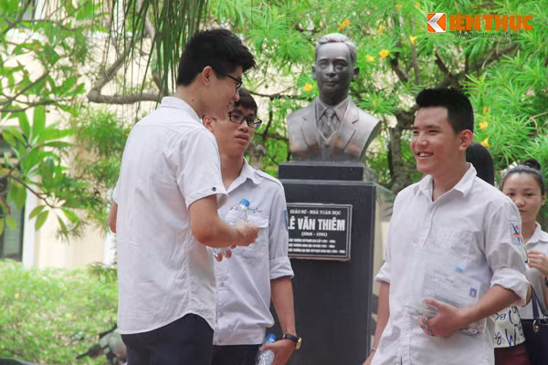 Các thí sinh tranh thủ đứng lại trong khuôn viên sân trường để cùng nhau chia sẻ niềm vui về bài thi.