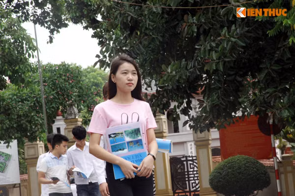 Nhiều em tâm trạng không tốt sau khi ra khỏi phòng thi. Ảnh: Hưng Bùi.