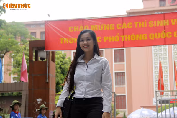 Em Phạm Thùy Anh - THPT Hoàng Cầu (Hà Nội) cho hay: "Em trúng tủ mà đề đưa ra. Các kiến thức cơ bản đều nằm trong chương trình 12 và quá trình học thầy cô cho chúng em ôn tập. Nếu không có gì thay đổi có khả năng em sẽ giành được điểm 7". Ảnh: Hưng Bùi.