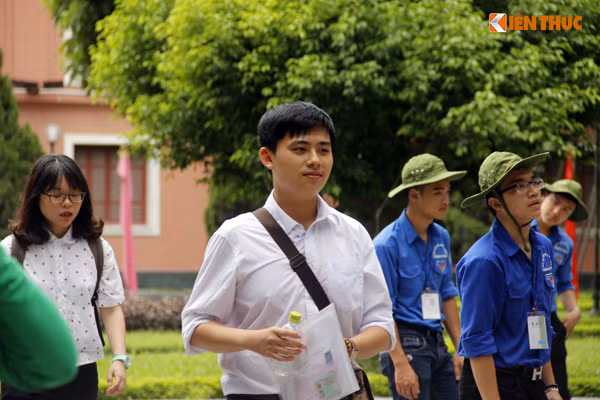 Niềm vui hiện rõ trên khuôn mặt nam sinh. Ảnh: Hưng Bùi.