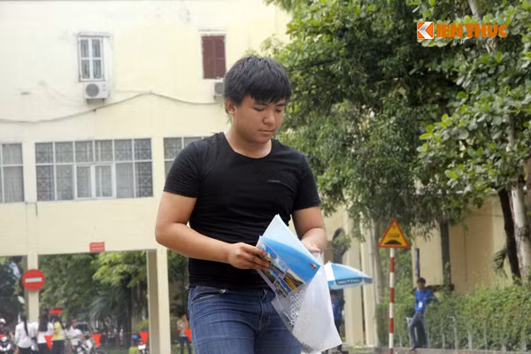 Em Đàm Trung Nghĩa bày tỏ: "Đề năm nay bình thường. Riêng các bạn học trung bình vẫn làm được tốt và sớm hơn thời gian đã quy định. Bài em chắc được 7 điểm". Ảnh: Hưng Bùi.