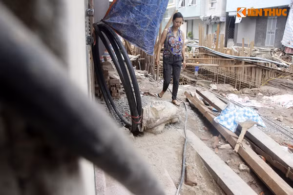 Bên cạnh việc đi lại khó khăn, hít phải mùi hôi thối vì nước thải tù đọng... người dân ở ngõ 139 Khương Thượng còn phải đối mặt với nguy hiểm đến tính mạng mỗi khi di chuyển qua dự án, vì nhiều đường dây điện tại đây kéo một cách bừa bãi.
