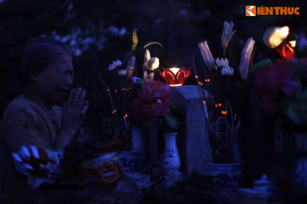 Người thân liệt sỹ khóc nghẹn, mong các anh luôn che chở, phù hộ cho gia đình, đất nước được bình yên.