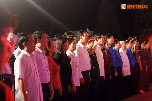 Đúng 20h tối cùng ngày, các đoàn đại biểu đến dâng hương tưởng nhớ đến các anh hùng liệt sỹ tại nghĩa trang liệt sỹ TP Hà Nội (Tây Tựu, Bắc Từ Liêm, Hà Nội).