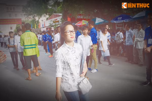 Nữ sinh xinh đẹp tự tin nhanh chân bước ra khỏi phòng thi.