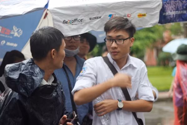 Em Nguyễn Thế Vinh (phải) - Trường THPT Quang Trung (Hà Nội) chia sẻ: "Em làm bài vẫn dư thời gian. Trong các câu hỏi của đề đưa ra cũng có câu phải tính toán nhưng không quá khó. Nếu các bạn học trung bình vẫn làm được và ít nhất cũng phải đạt điểm trung bình. Em tự tin có thể đạt điểm 8".