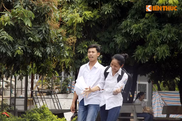 Thí sinh vui vẻ sau khi kết thúc bài làm môn Địa lý. Ảnh: Hưng Bùi.