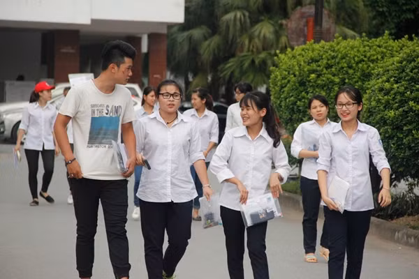16h30 chiều nay (4/7), các thí sinh đã hoàn thành xong môn thi Sinh học kỳ thi THPT Quốc gia 2016. Ghi nhận của PV Kiến Thức tại cụm thi trường ĐH Bách Khoa (Hà Nội), nhiều thí sinh ra khỏi phòng thi sớm hơn khoảng 30 phút.