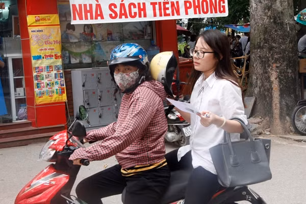 Dù trong trường thi tiếng trống báo giám thị xuống văn phòng lấy đề thi đã đánh nhưng phía ngoài cổng vẫn còn thí sinh đang đến.
