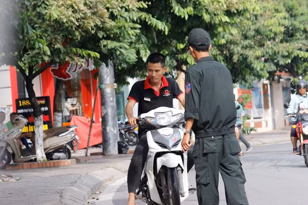 Ha Noi: Tang cuong xu ly vi pham mu bao hiem tu 1/8