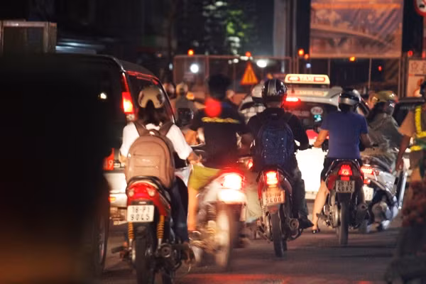 Do bị mắc kẹt các phương tiện phía sau, nam thanh niên không đội mũ bảo hiểm liền tăng ga lao thẳng xe về hướng tổ công tác.