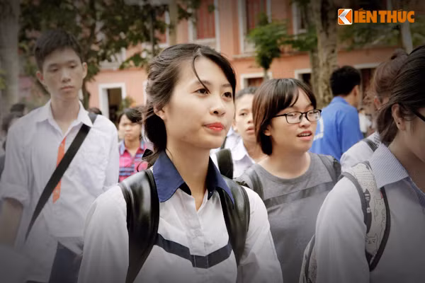 Tại Hà Nội, kỳ thi THPT Quốc gia năm 2016 có rất nhiều nữ sinh xinh xắn, với vẻ đẹp tinh khôi, khuôn mặt đáng yêu và rất dễ thương. Hình ảnh chụp tại cụm thi trường ĐH Thủy Lợi, Hà Nội.