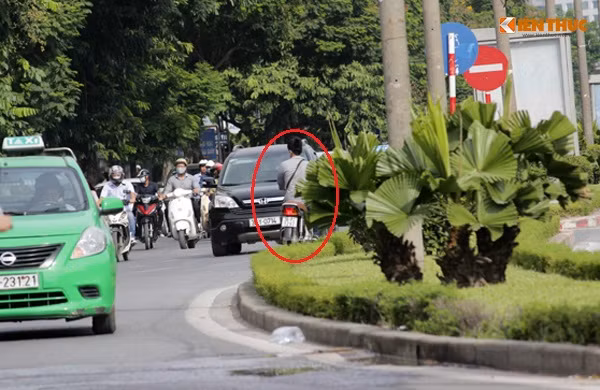 Pha quay đầu cực kỳ nguy hiểm của nam thanh niên không đội mũ bảo hiểm sau khi phát hiện bóng dáng của lực lượng 141.