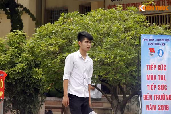 Em Bùi Mạnh Cường chia sẻ: "Đề thi Địa lý năm nay không quá khó nhưng em chỉ làm bài để qua điểm "chết" đủ điểm xét tốt nghiệp THPT năm 2016 thôi". Ảnh: Hưng Bùi.
