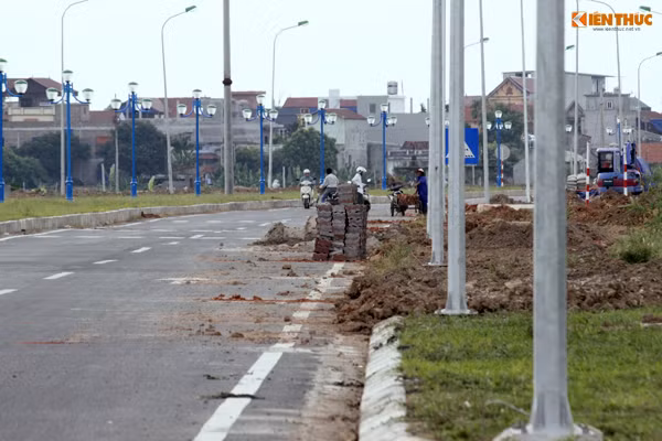 Những đống gạch được chất đống ngổn ngang trên tuyến đường hơn 2 nghìn tỷ, trong khi đó dọc trên vỉa hè đất được đào xới một cách lộn xộn.