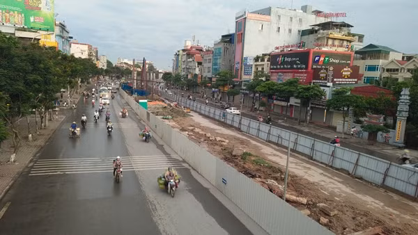 Sáng nay 1/7, hàng trăm nghìn thí sinh cả nước tham dự kỳ thi THPT Quốc gia năm 2016. Tại Hà Nội, đầu giờ sáng, theo ghi nhận của PV Kiến Thức, một số tuyến đường chính của Thủ đô không xảy ra tình trạng ùn tắc, các phương tiện tham gia giao thông thuận lợi, thí sinh và người nhà đi đến điểm thi có thể di chuyển một cách nhanh chóng.