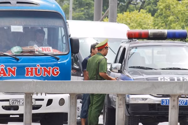 Trong sáng 20/7, một số xe khách vi phạm đã bị lực lượng chức năng đi tuần tra phát hiện và tiến hành xử lý tại chỗ sau vì đón trả khách không đúng nơi quy định. Tuy nhiên, theo quan sát của PV, hầu như các lái xe đều không hề tỏ ra sợ hãi sau khi vi phạm bị công an xử phạt. Thậm chí, tài xế xe khách trong ảnh còn ngồi lì trên xe để phụ xe cầm giấy tờ xuống xử lý một cách nhanh chóng.