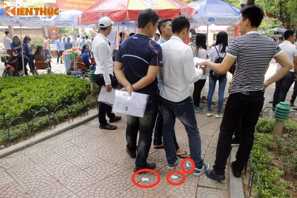 Thí sinh đứng nói chuyện, phao thi vứt ngay dưới chân.