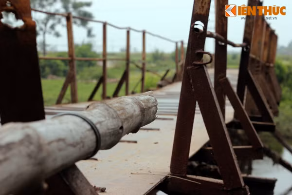 Nguy hiểm hơn là hai bên thành cầu, nhiều thanh chắn sắt đã bị gãy cụt, thậm chí nhiều đoạn bị bong cả vết hàn xì nên người dân phải sử dụng thanh tre khô buộc thay chắn sắt.