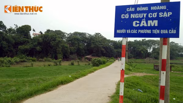 Tấm biển "cấm người và các phương tiện qua cầu" được chính quyền cắm cách hai đầu cầu khoảng 200m. Tuy nhiên, nếu không di chuyển qua đây, người dân không còn đường đi nào khác.