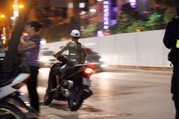 Thanh niên đi SH liều cả mạng sống tìm mọi cách quay đầu xe, lạng lách, đánh võng để chạy chốt 141.