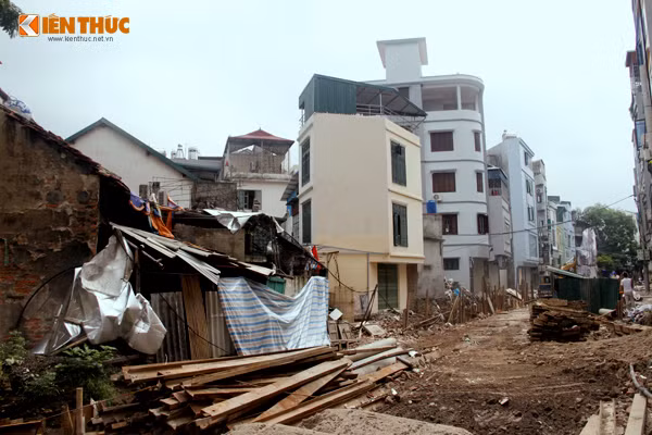 Vật liệu, cọc dầm sắt thép, cọc gỗ để thi công dự án vứt ngổn ngang.