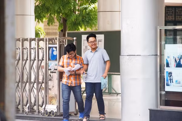 Các thí sinh ra khỏi phòng thi đều nở nụ cười rạng rỡ. Ảnh: Mạnh Hưng.