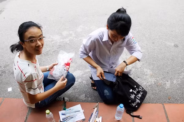 Kiểm tra lại thẻ dự thi cùng một số giấy tờ liên quan một cách cẩn thận. Ảnh: Hưng Bùi.