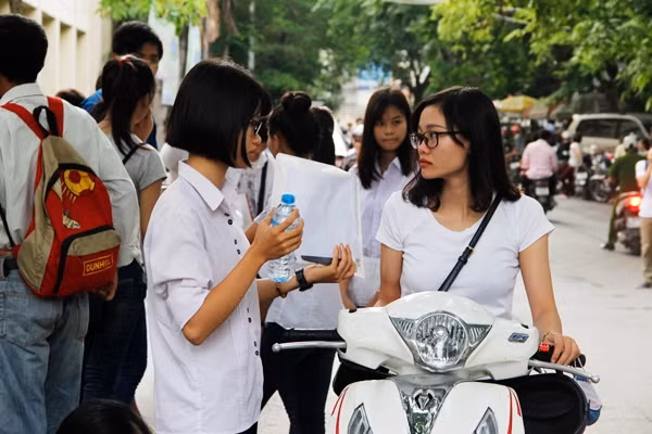 Sáng nay 1/7, hàng trăm nghìn thí sinh cả nước tham dự kỳ thi THPT Quốc gia năm 2016 bắt đầu bước vào môn thi đầu tiên (Toán, thời gian làm bài 180 phút). Tại cụm thi trường ĐH Sư phạm Hà Nội, các thí sinh được người nhà đưa đến điểm thi rất sớm để kịp thời gian. Ảnh: Hưng Bùi.
