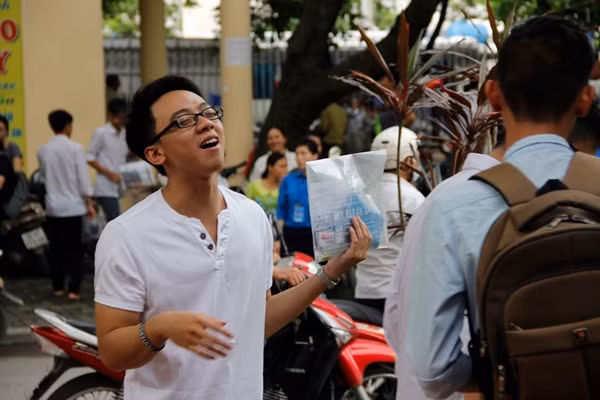 Thí sinh tự tin, nở nụ cười rạng rỡ trước khi làm bài. Ảnh: Hưng Bùi.