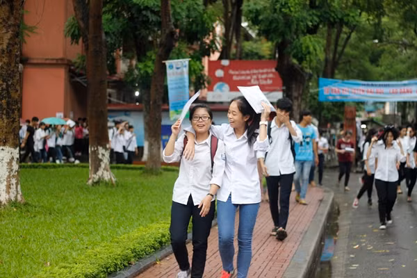 Nụ cười rạng rỡ nở trên khuôn mặt các thí sinh khiến nhiều phụ huynh vui mà quên cả trời đang mưa.