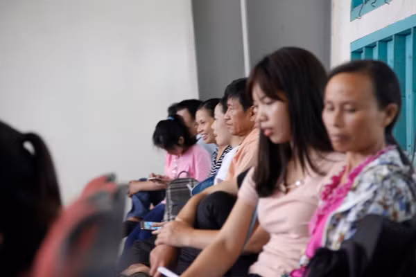 Phụ huynh nở nụ cười chia sẻ cùng nhau về việc học hành của con em. Tất cả đều mong con em mình tự tin làm bài, được điểm cao nhất để đỗ đạt vào trường mà các em ước mơ.