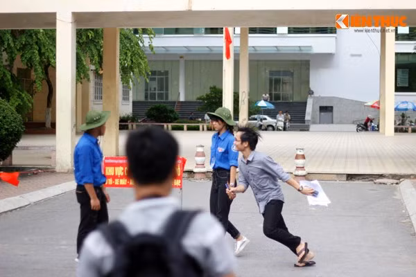 Nam sinh hướng thẳng nơi phụ huynh đang đứng đợi và chạy như bay sau khi hoàn thành xong bài thi để thông báo kết quả vui mừng.