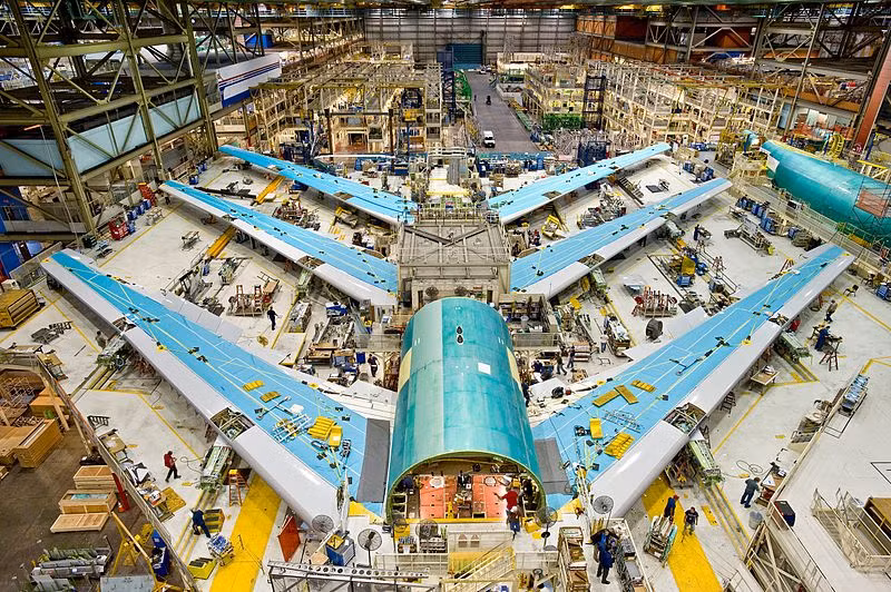 Tính đến năm 2013, hãng Boeing có tổng cộng 169.908 nhân công tại các cơ sở trên thế giới. Riêng tại nhà xưởng ở Washington, Boeing đã có hơn 83.000 nhân công được phân thành 3 ca để làm việc liên tục.